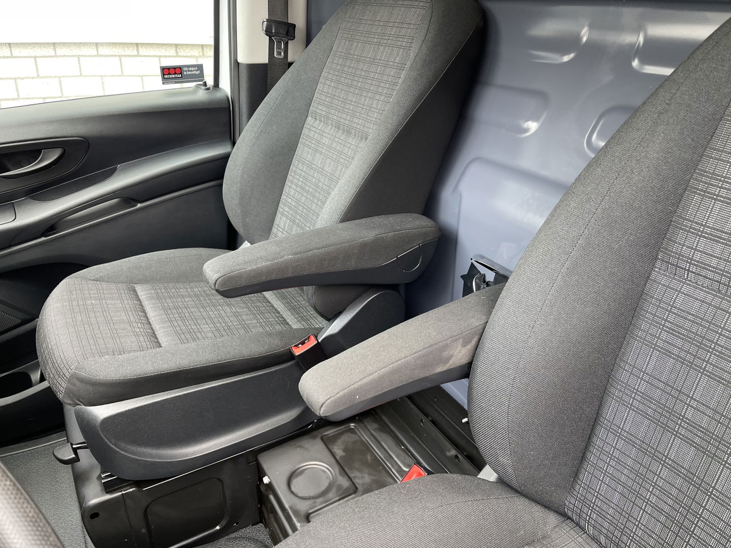 Mercedes-Benz Vito 109 CDI Lang L2H1 / rijklaar € 12.950 ex btw / lease vanaf € 329 / airco / navigatie / achteruit rijcamera / achterdeuren / euro 6 diesel !