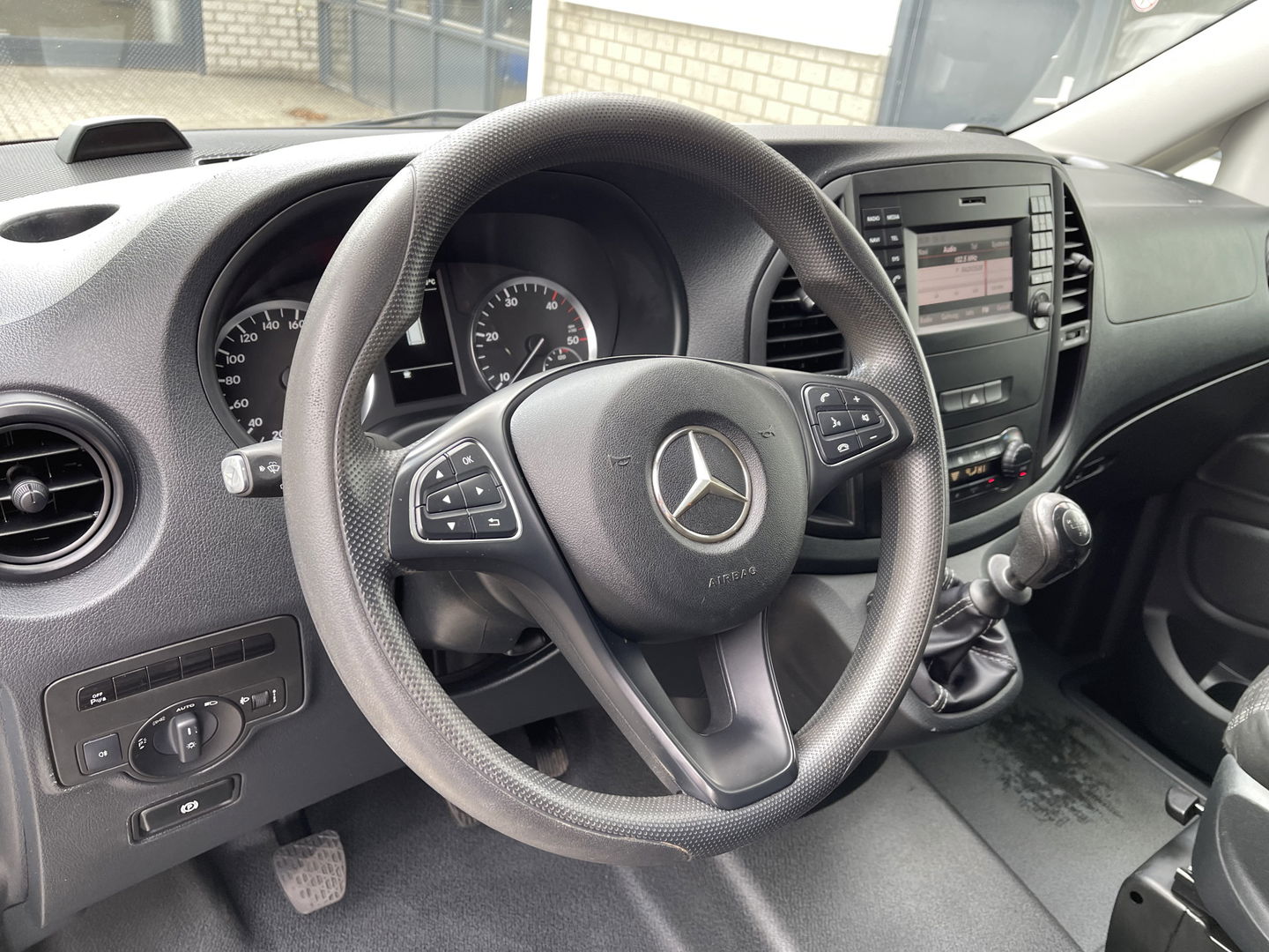 Mercedes-Benz Vito 109 CDI Lang L2H1 / rijklaar € 12.950 ex btw / lease vanaf € 329 / airco / navigatie / achteruit rijcamera / achterdeuren / euro 6 diesel !