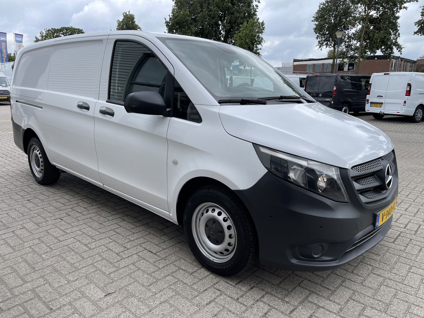 Mercedes-Benz Vito 109 CDI Lang L2H1 / rijklaar € 12.950 ex btw / lease vanaf € 329 / airco / navigatie / achteruit rijcamera / achterdeuren / euro 6 diesel !