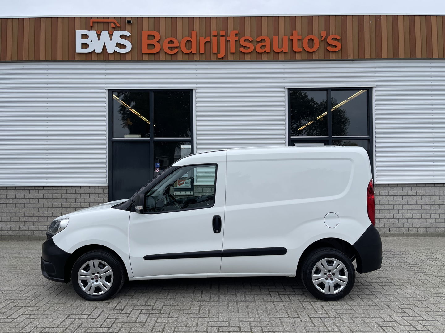 Fiat Doblò Cargo 1.3 MJ L1H1 Actual / vaste prijs rijklaar € 5950 ex btw / lease vanaf € 170 / airco / parkeersensoren achter / radio bluetooth MP3