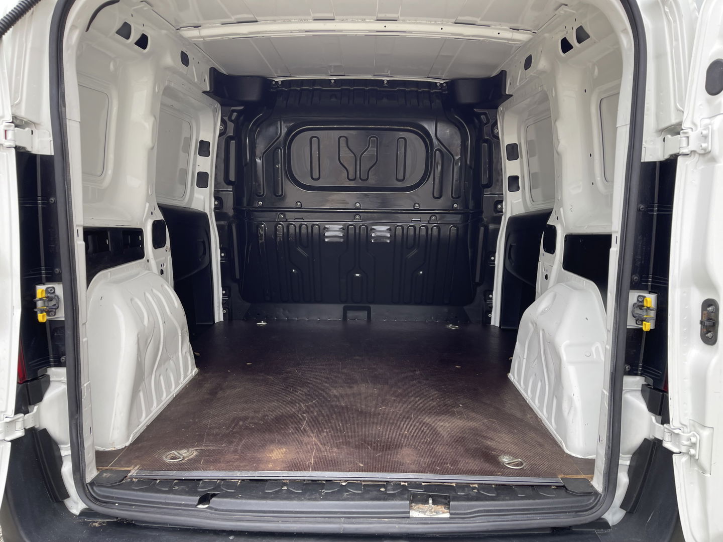 Fiat Doblò Cargo 1.3 MJ L1H1 Actual / vaste prijs rijklaar € 5950 ex btw / lease vanaf € 170 / airco / parkeersensoren achter / radio bluetooth MP3