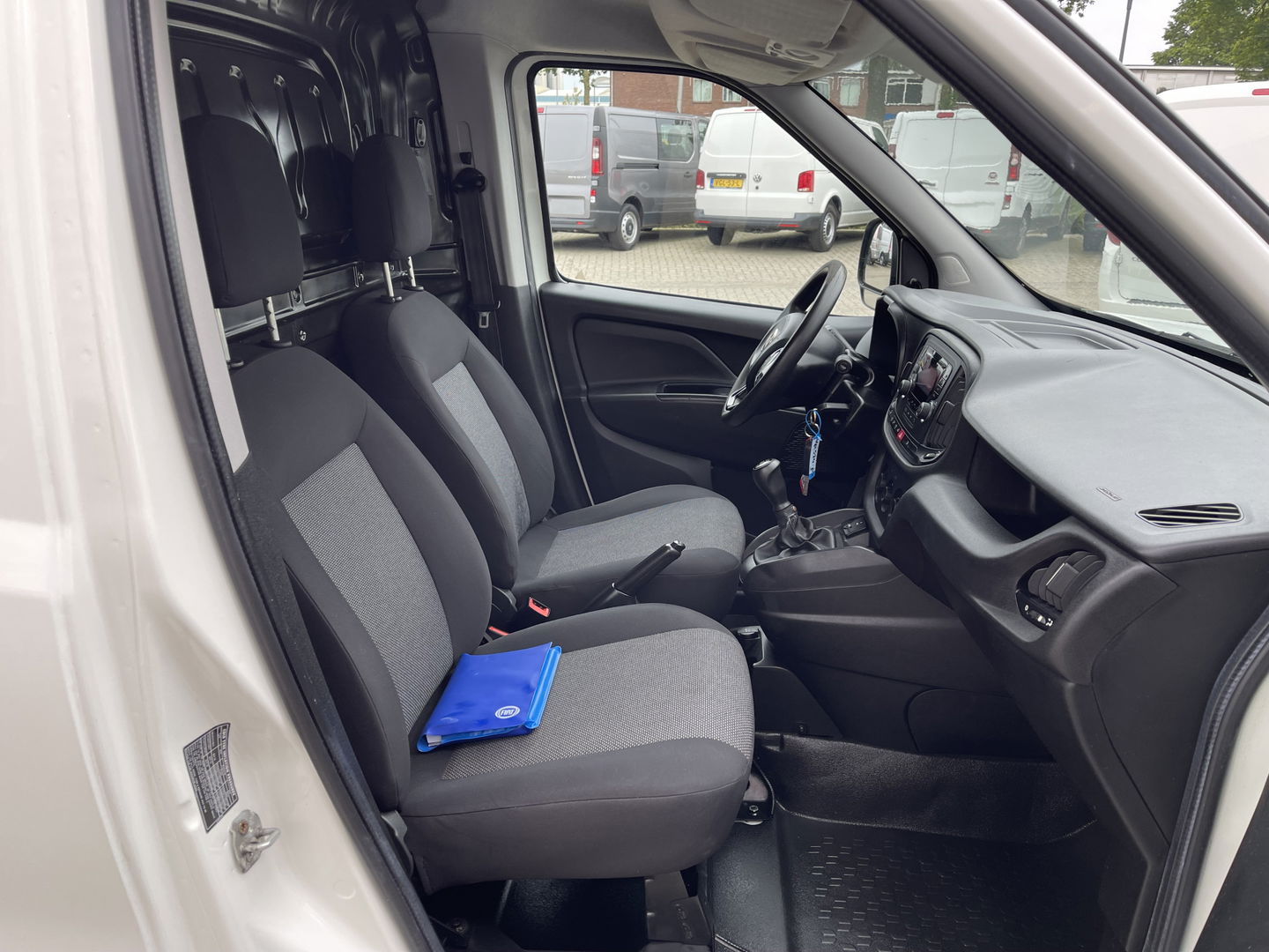 Fiat Doblò Cargo 1.3 MJ L1H1 Actual / vaste prijs rijklaar € 5950 ex btw / lease vanaf € 170 / airco / parkeersensoren achter / radio bluetooth MP3