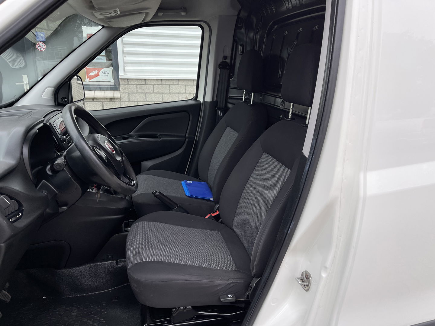 Fiat Doblò Cargo 1.3 MJ L1H1 Actual / vaste prijs rijklaar € 5950 ex btw / lease vanaf € 170 / airco / parkeersensoren achter / radio bluetooth MP3