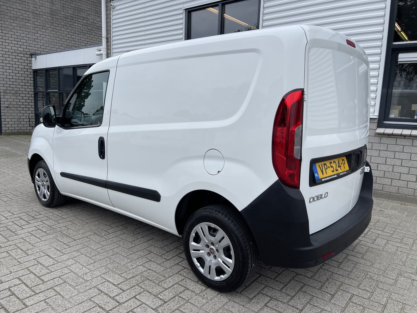 Fiat Doblò Cargo 1.3 MJ L1H1 Actual / vaste prijs rijklaar € 5950 ex btw / lease vanaf € 170 / airco / parkeersensoren achter / radio bluetooth MP3