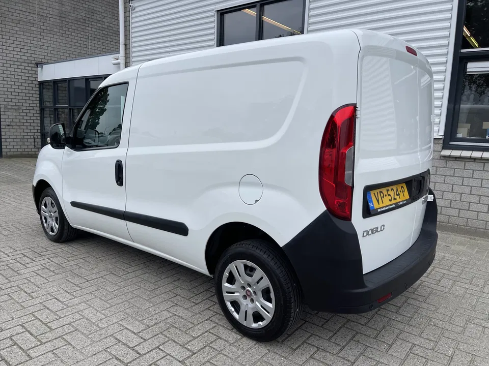 Fiat Doblò Cargo 1.3 MJ L1H1 Actual / vaste prijs rijklaar € 5950 ex btw / lease vanaf € 170 / airco / parkeersensoren achter / radio bluetooth MP3