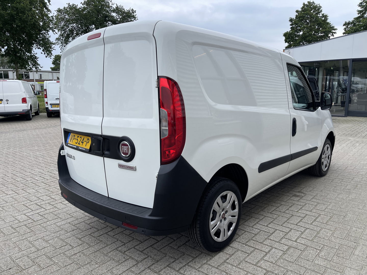 Fiat Doblò Cargo 1.3 MJ L1H1 Actual / vaste prijs rijklaar € 5950 ex btw / lease vanaf € 170 / airco / parkeersensoren achter / radio bluetooth MP3