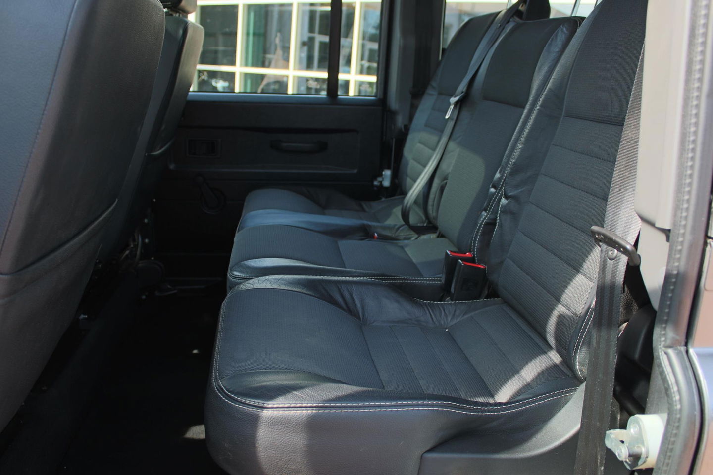 Land Rover Defender 2.4 TD 110 SW XTech „De Uiver" Special 7-Persoons 165 Pk 440 Nm + Cruise Control