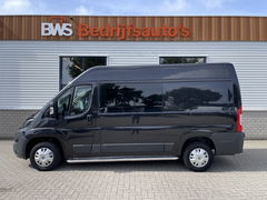 Peugeot Boxer 330 2.0 BlueHDI 130pk L2H2 Premium Pack DC 6 persoons / vaste prijs rijklaar € 16.950 ex btw / lease vanaf € / zwart metallic / airco / cruise / navigatie / trekhaak / camera / euro 6