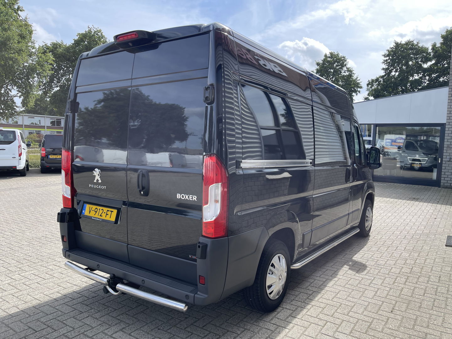Peugeot Boxer 330 2.0 BlueHDI 130pk L2H2 Premium Pack DC 6 persoons / vaste prijs rijklaar € 16.950 ex btw / lease vanaf € / zwart metallic / airco / cruise / navigatie / trekhaak / camera / euro 6