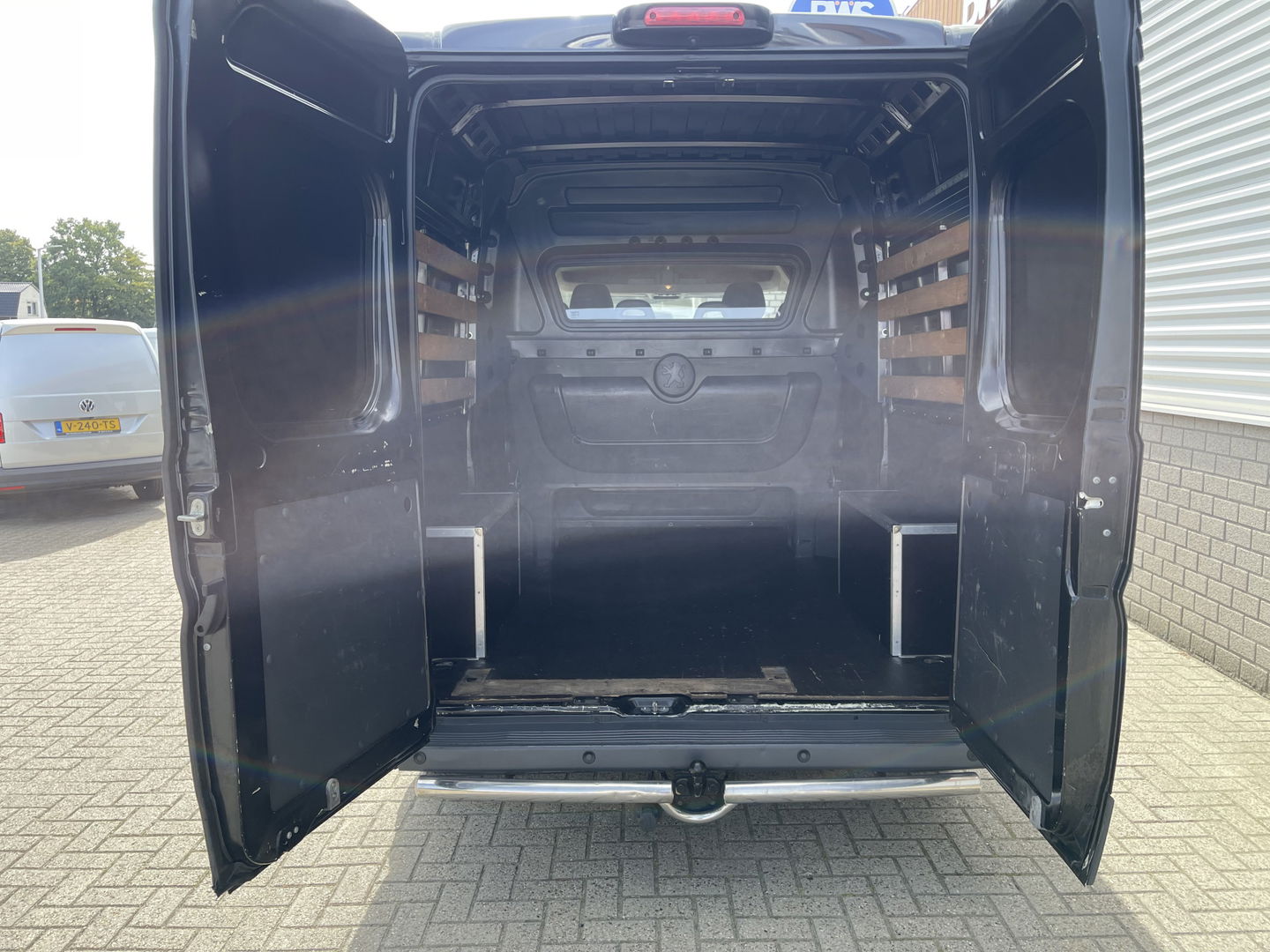 Peugeot Boxer 330 2.0 BlueHDI 130pk L2H2 Premium Pack DC 6 persoons / vaste prijs rijklaar € 16.950 ex btw / lease vanaf € / zwart metallic / airco / cruise / navigatie / trekhaak / camera / euro 6