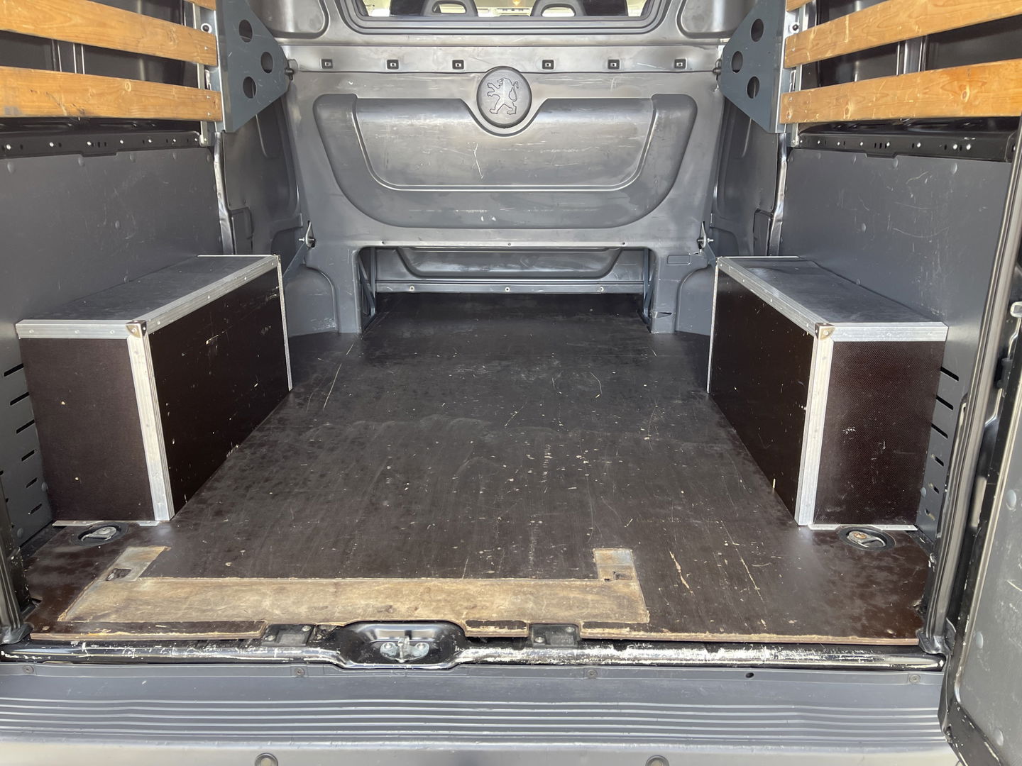 Peugeot Boxer 330 2.0 BlueHDI 130pk L2H2 Premium Pack DC 6 persoons / vaste prijs rijklaar € 16.950 ex btw / lease vanaf € / zwart metallic / airco / cruise / navigatie / trekhaak / camera / euro 6