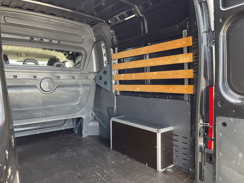 Peugeot Boxer 330 2.0 BlueHDI 130pk L2H2 Premium Pack DC 6 persoons / vaste prijs rijklaar € 16.950 ex btw / lease vanaf € / zwart metallic / airco / cruise / navigatie / trekhaak / camera / euro 6