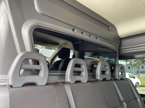 Peugeot Boxer 330 2.0 BlueHDI 130pk L2H2 Premium Pack DC 6 persoons / vaste prijs rijklaar € 16.950 ex btw / lease vanaf € / zwart metallic / airco / cruise / navigatie / trekhaak / camera / euro 6