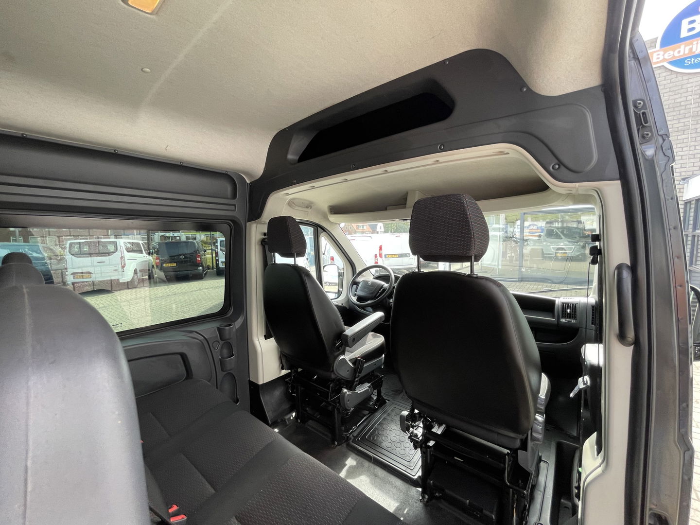 Peugeot Boxer 330 2.0 BlueHDI 130pk L2H2 Premium Pack DC 6 persoons / vaste prijs rijklaar € 16.950 ex btw / lease vanaf € / zwart metallic / airco / cruise / navigatie / trekhaak / camera / euro 6