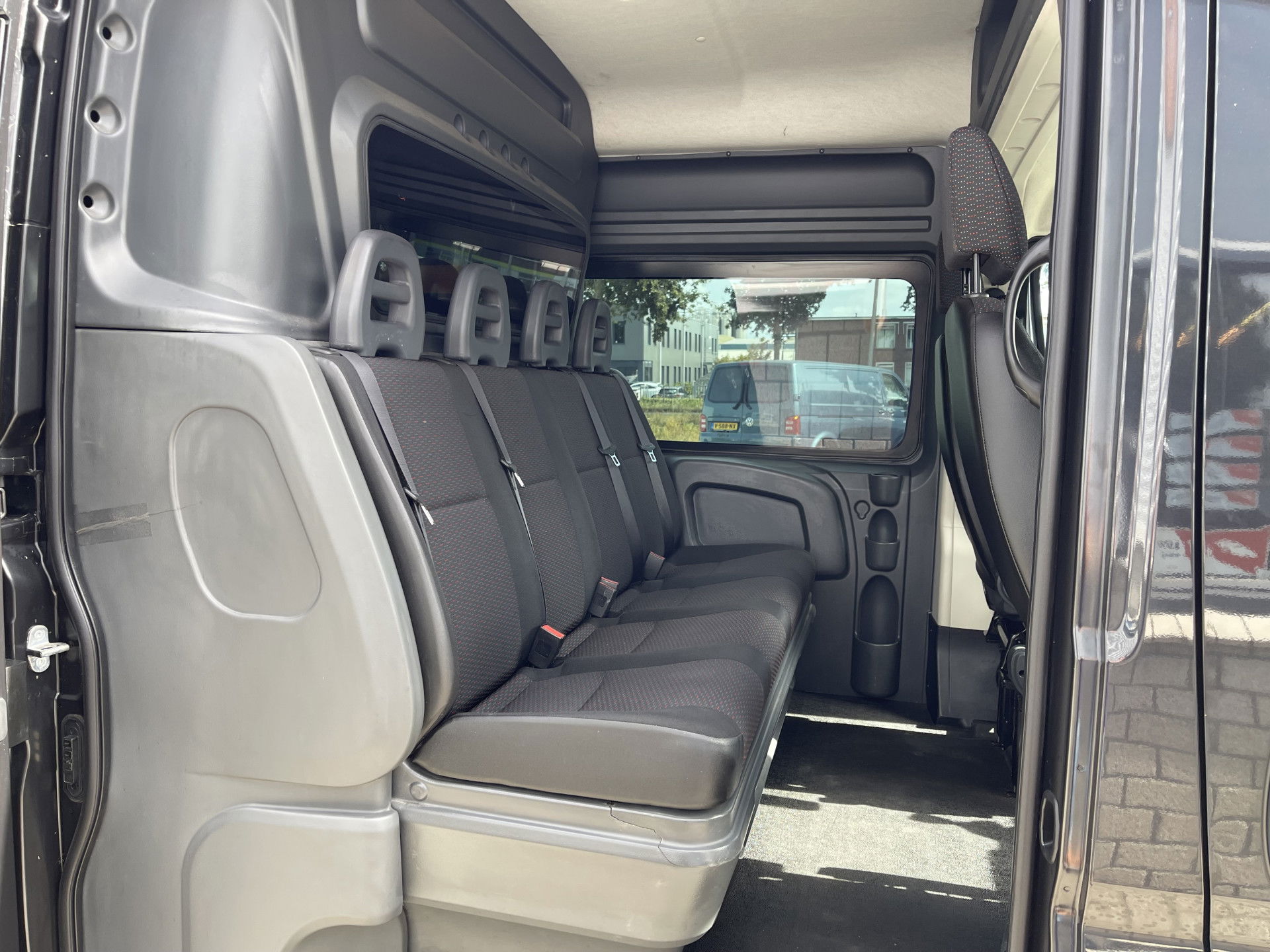 Peugeot Boxer 330 2.0 BlueHDI 130pk L2H2 Premium Pack DC 6 persoons / vaste prijs rijklaar € 16.950 ex btw / lease vanaf € / zwart metallic / airco / cruise / navigatie / trekhaak / camera / euro 6