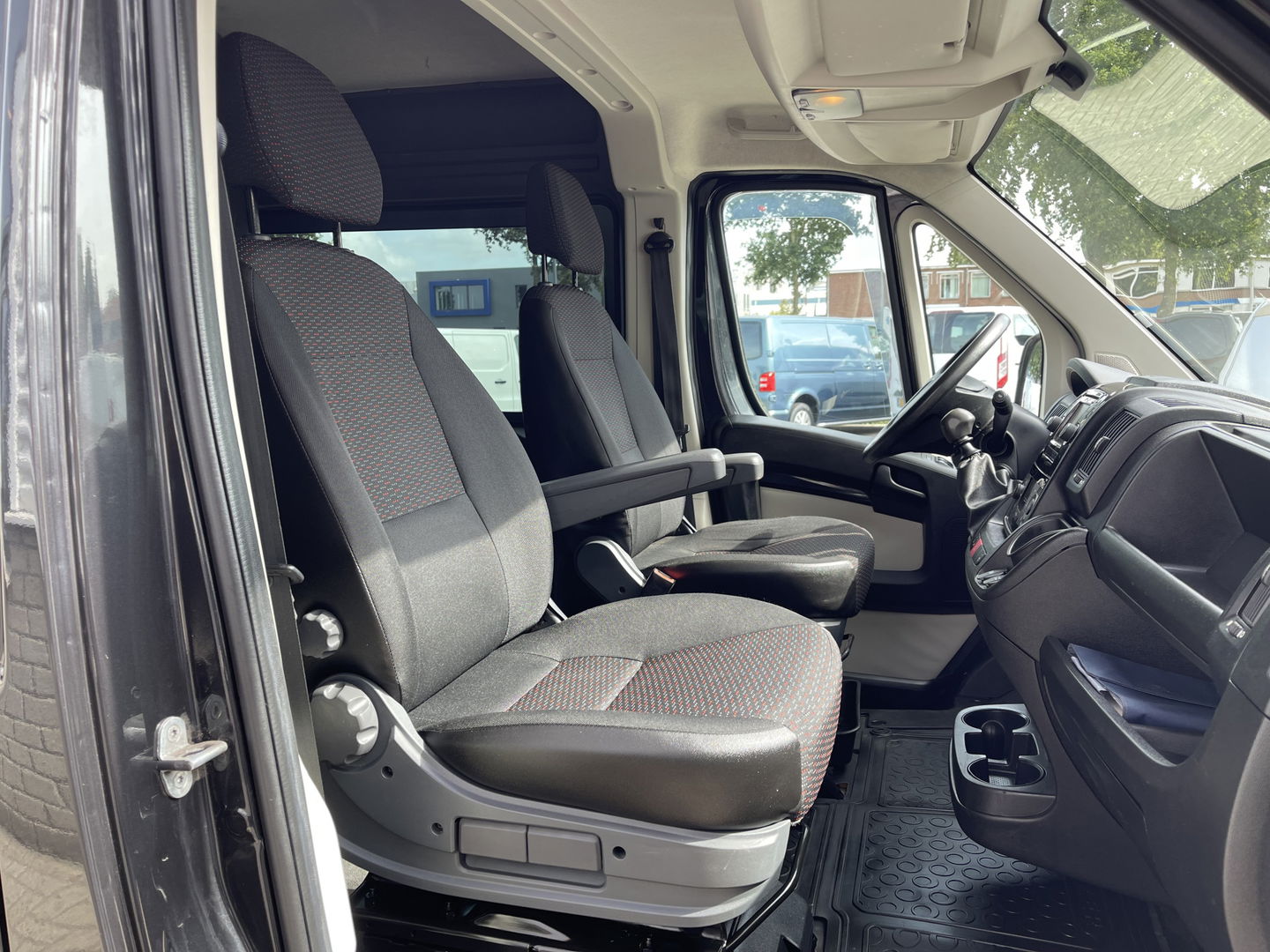 Peugeot Boxer 330 2.0 BlueHDI 130pk L2H2 Premium Pack DC 6 persoons / vaste prijs rijklaar € 16.950 ex btw / lease vanaf € / zwart metallic / airco / cruise / navigatie / trekhaak / camera / euro 6