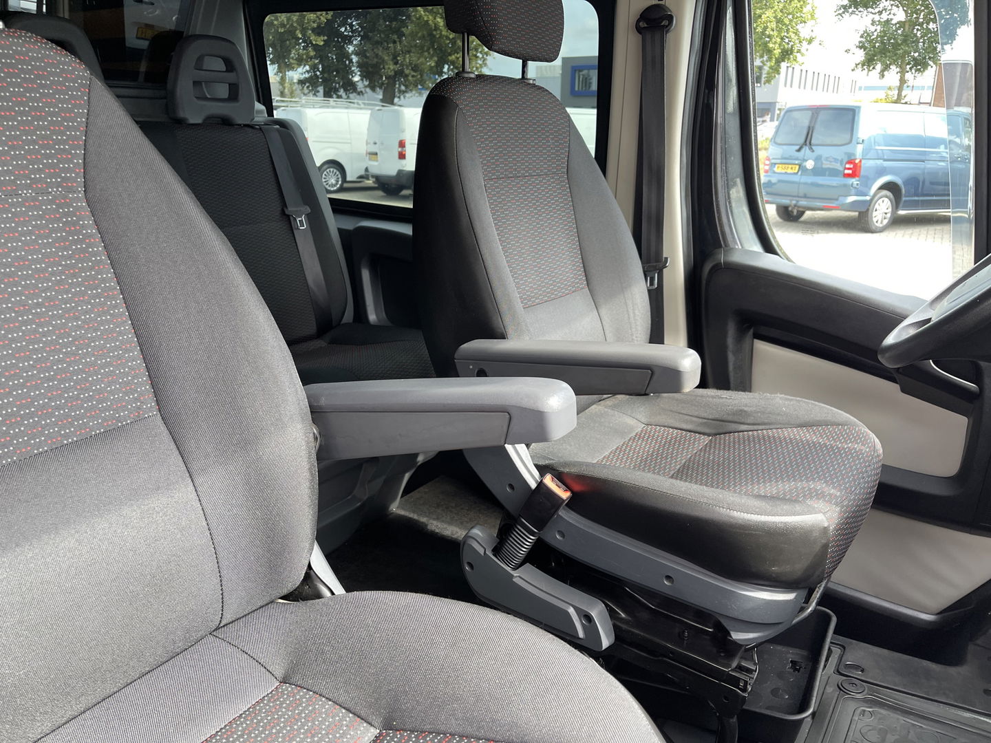 Peugeot Boxer 330 2.0 BlueHDI 130pk L2H2 Premium Pack DC 6 persoons / vaste prijs rijklaar € 16.950 ex btw / lease vanaf € / zwart metallic / airco / cruise / navigatie / trekhaak / camera / euro 6