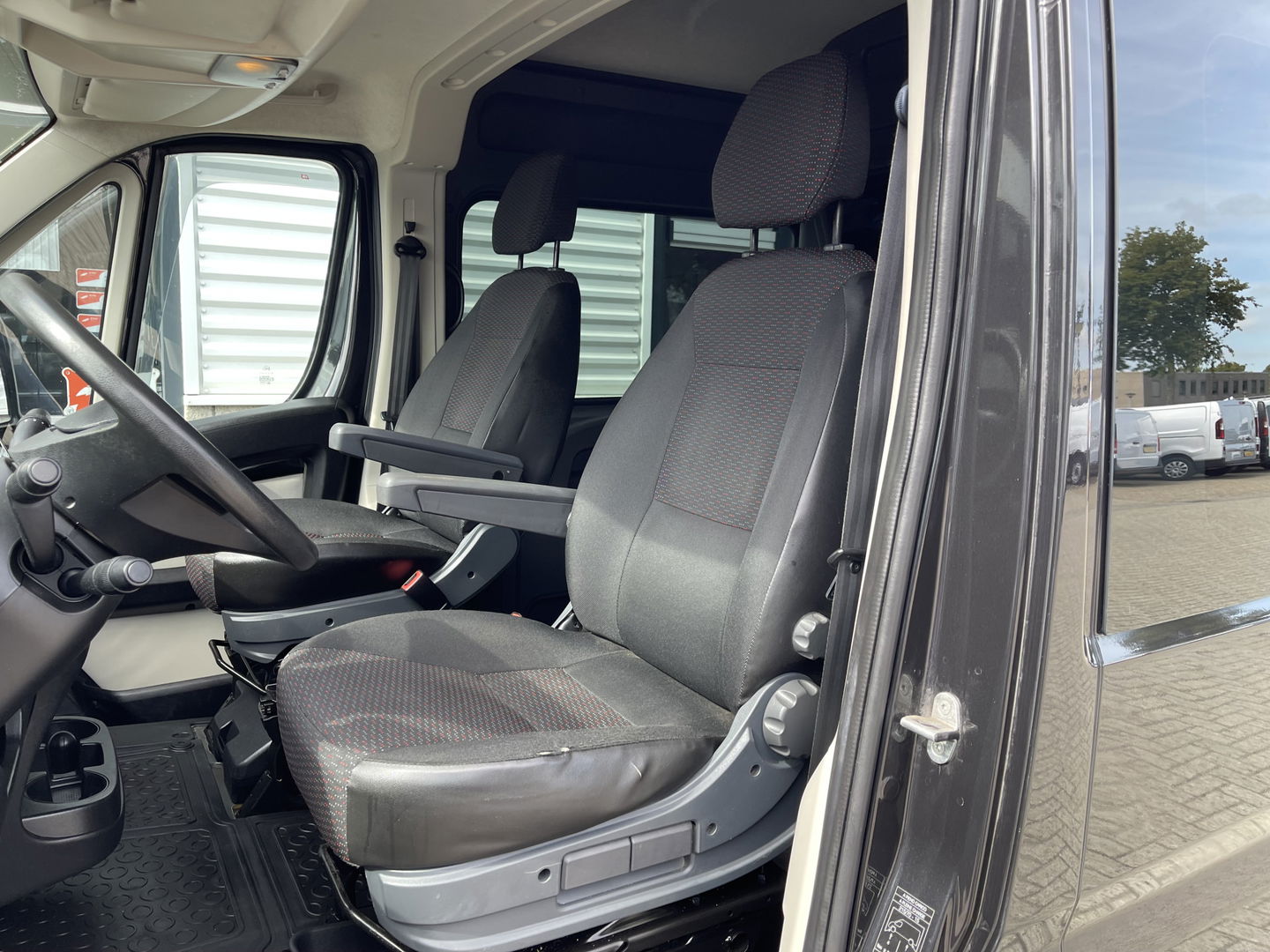 Peugeot Boxer 330 2.0 BlueHDI 130pk L2H2 Premium Pack DC 6 persoons / vaste prijs rijklaar € 16.950 ex btw / lease vanaf € / zwart metallic / airco / cruise / navigatie / trekhaak / camera / euro 6