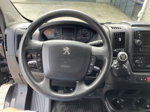 Peugeot Boxer 330 2.0 BlueHDI 130pk L2H2 Premium Pack DC 6 persoons / vaste prijs rijklaar € 16.950 ex btw / lease vanaf € / zwart metallic / airco / cruise / navigatie / trekhaak / camera / euro 6