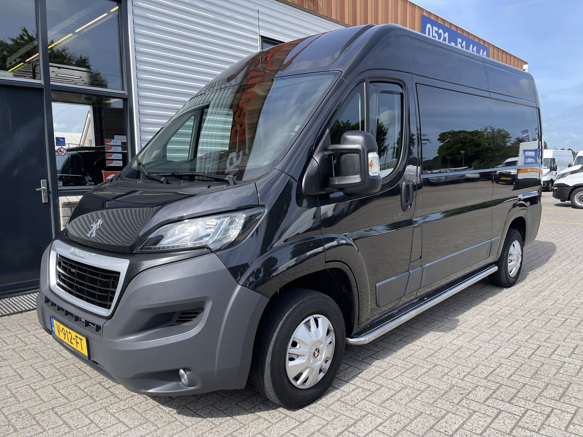 Peugeot Boxer 330 2.0 BlueHDI 130pk L2H2 Premium Pack DC 6 persoons / vaste prijs rijklaar € 16.950 ex btw / lease vanaf € / zwart metallic / airco / cruise / navigatie / trekhaak / camera / euro 6