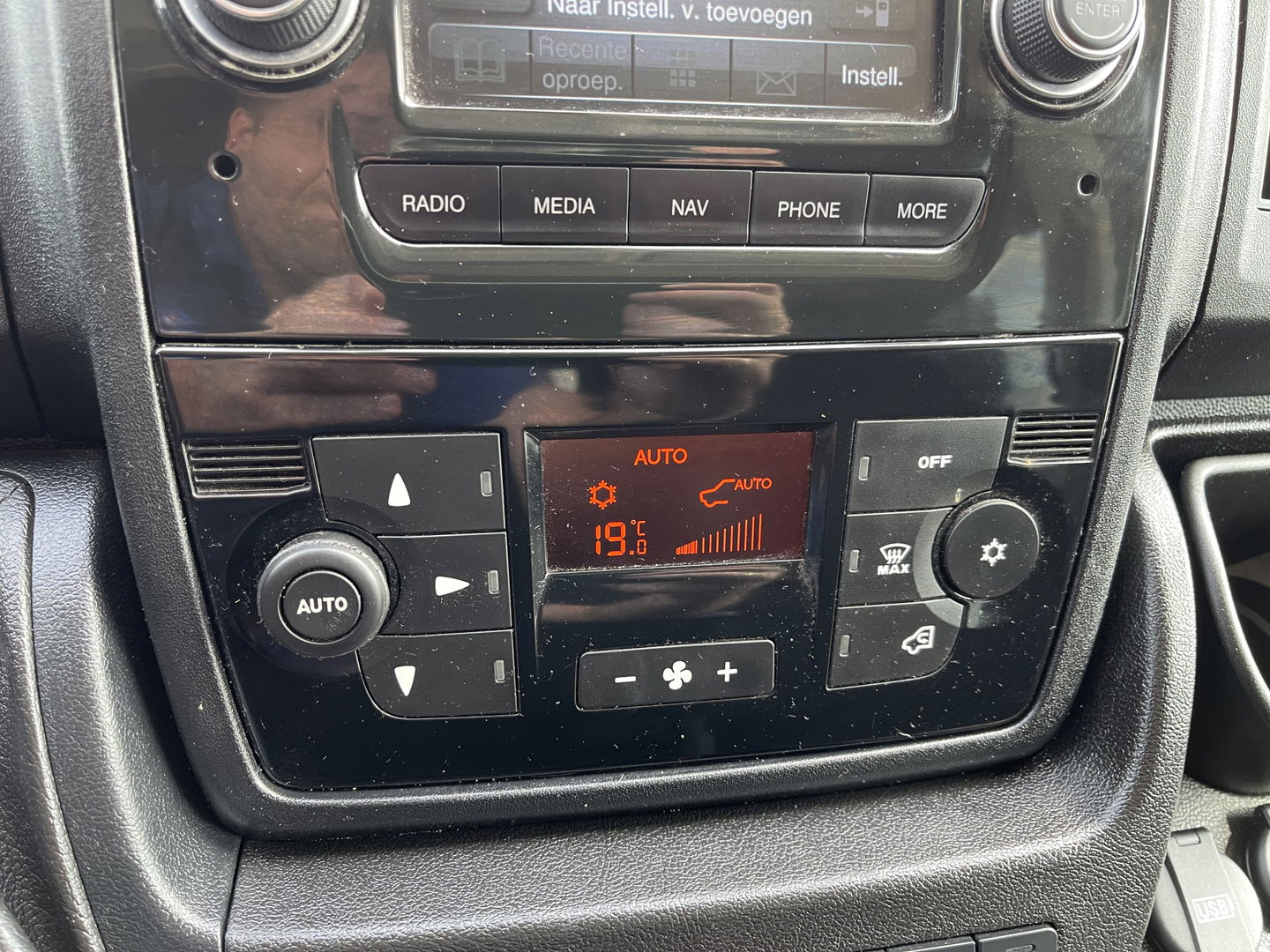 Peugeot Boxer 330 2.0 BlueHDI 130pk L2H2 Premium Pack DC 6 persoons / vaste prijs rijklaar € 16.950 ex btw / lease vanaf € / zwart metallic / airco / cruise / navigatie / trekhaak / camera / euro 6