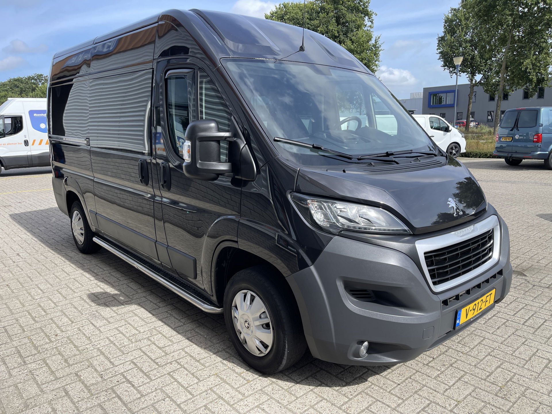 Peugeot Boxer 330 2.0 BlueHDI 130pk L2H2 Premium Pack DC 6 persoons / vaste prijs rijklaar € 16.950 ex btw / lease vanaf € / zwart metallic / airco / cruise / navigatie / trekhaak / camera / euro 6