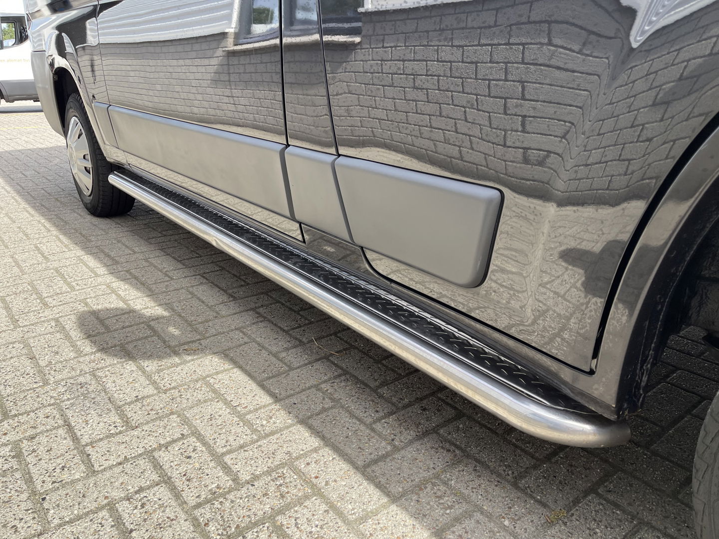 Peugeot Boxer 330 2.0 BlueHDI 130pk L2H2 Premium Pack DC 6 persoons / vaste prijs rijklaar € 16.950 ex btw / lease vanaf € / zwart metallic / airco / cruise / navigatie / trekhaak / camera / euro 6