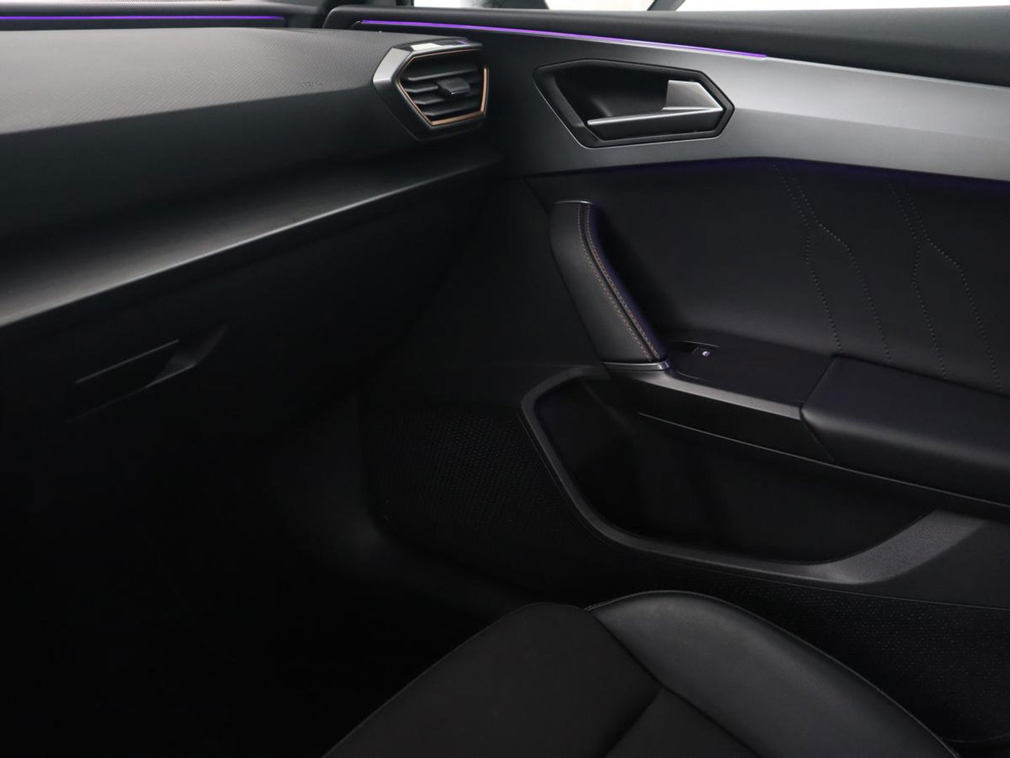 CUPRA Leon 1.4 TSI eHybrid PHEV | Panoramadak | Stoel & stuurverwarming | Carplay | Navigatie | Parkeerhulp | Sportstoelen | Digital Cockpit | Half leder | Plug In