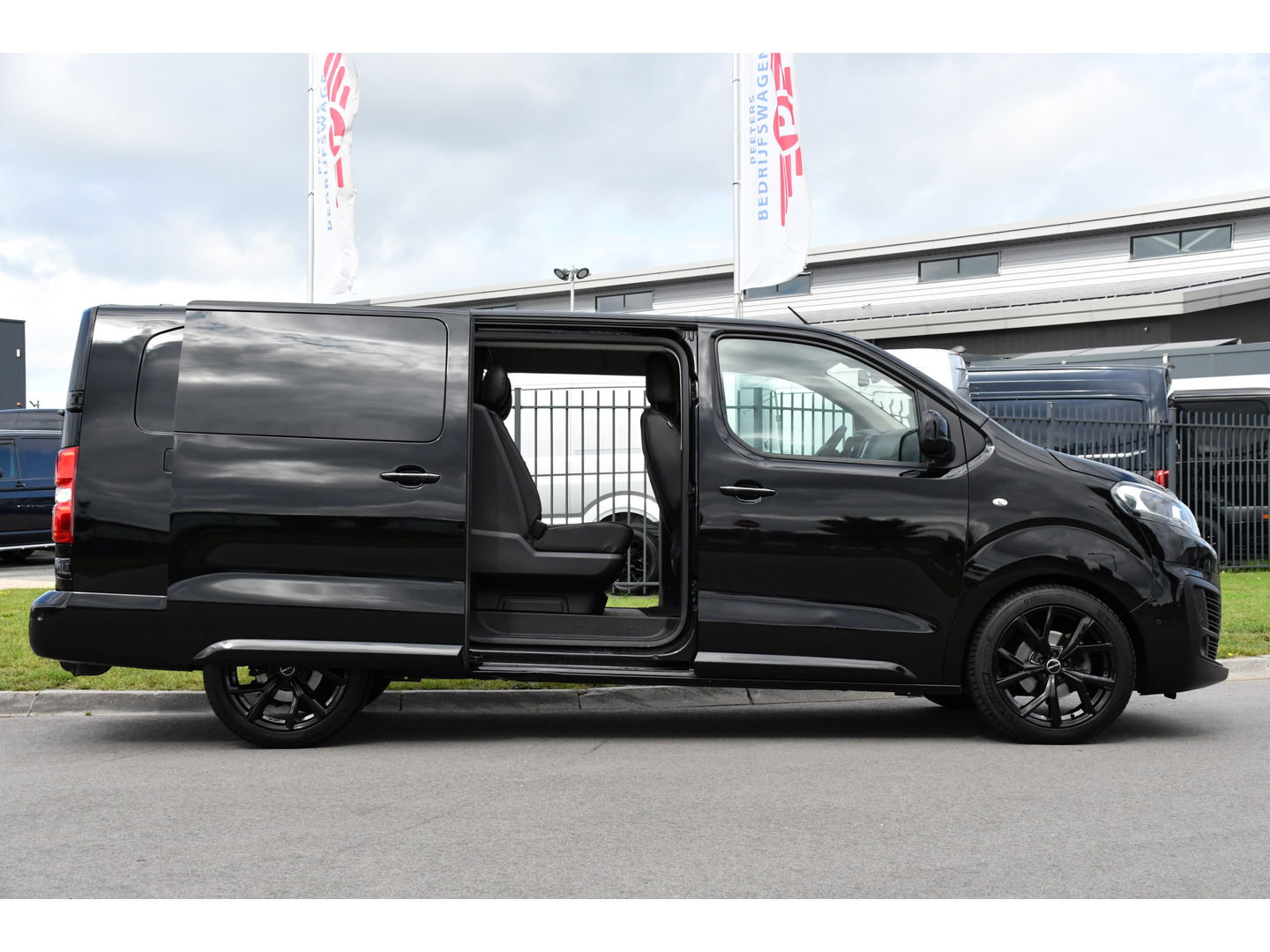 Citroën Jumpy 2.0 BlueHDI 180 DC Black Edition MARGE! Camera, Cruise, 177pk, Automaat, 2 x Schuifdeur, Sensoren, Trekhaak, Uniek!