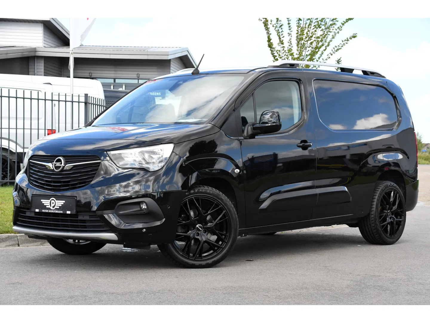 Opel Combo 1.5D L2H1 Black Edition Camera, Cruise, Carplay, Automaat, 130pk, Multimedia, Trekhaak, Keyless, Uniek!