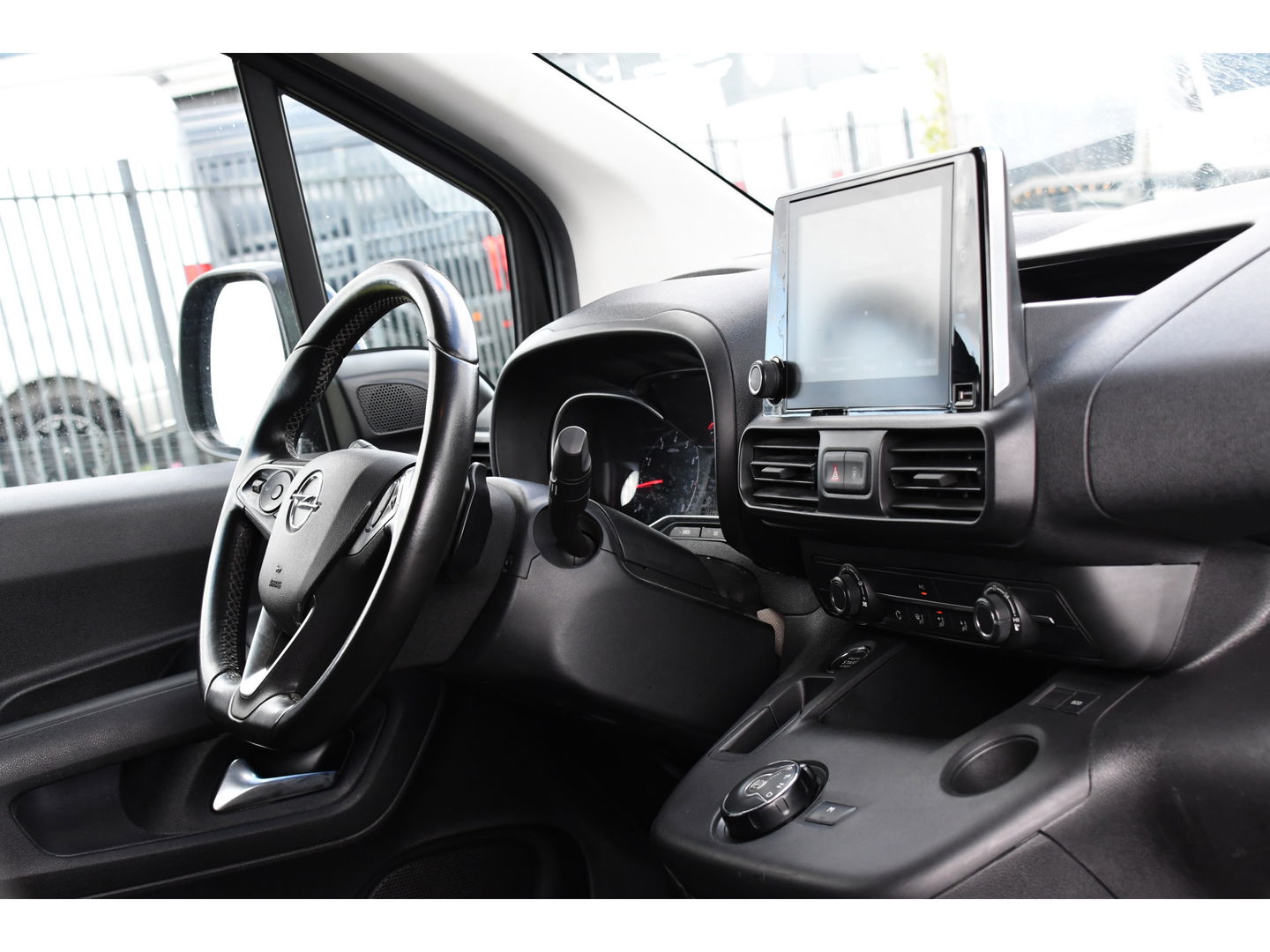 Opel Combo 1.5D L2H1 Black Edition Camera, Cruise, Carplay, Automaat, 130pk, Multimedia, Trekhaak, Keyless, Uniek!