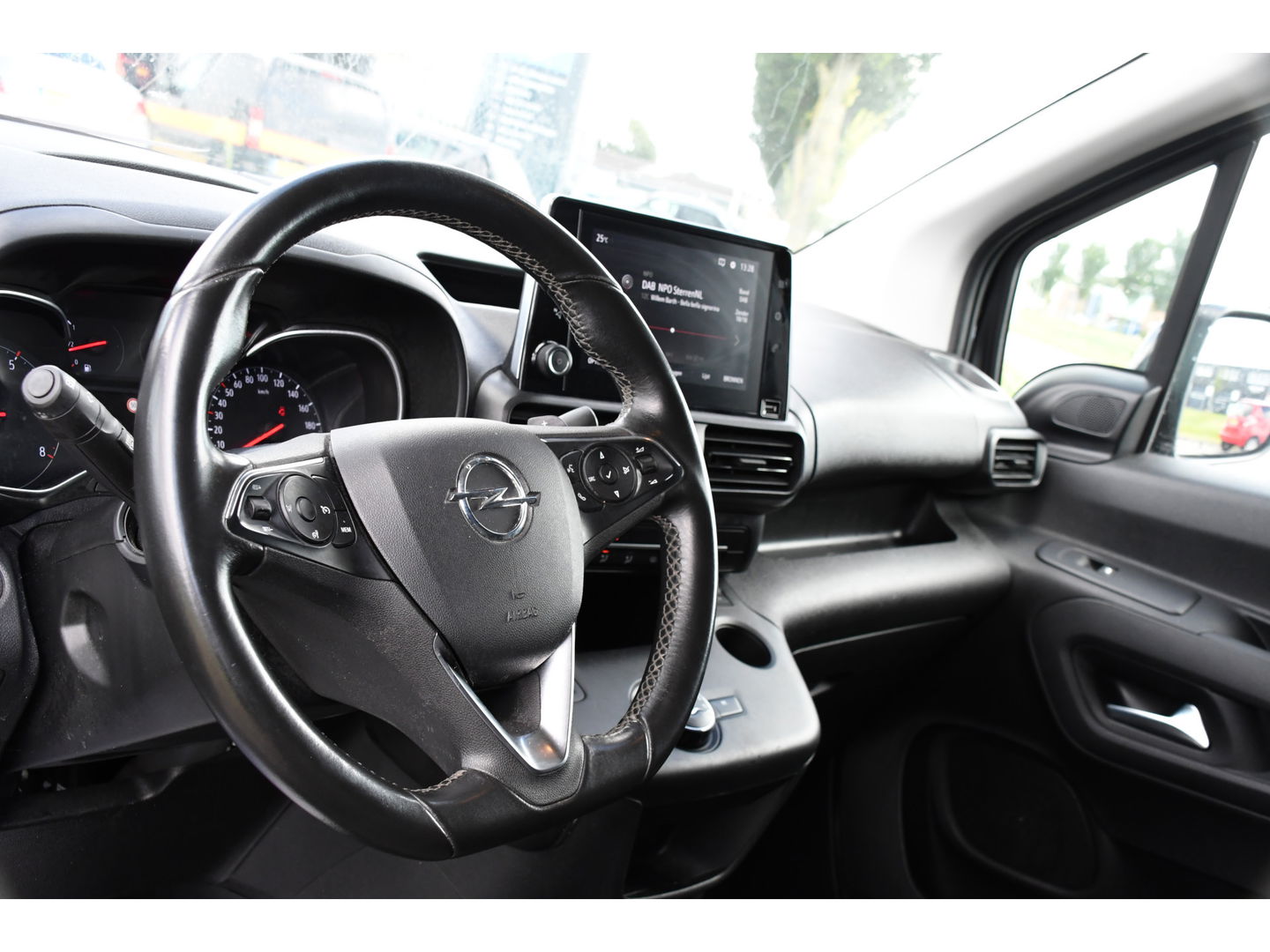 Opel Combo 1.5D L2H1 Black Edition Camera, Cruise, Carplay, Automaat, 130pk, Multimedia, Trekhaak, Keyless, Uniek!