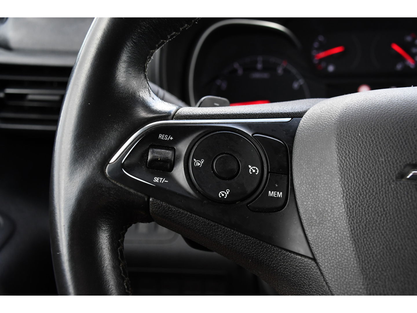 Opel Combo 1.5D L2H1 Black Edition Camera, Cruise, Carplay, Automaat, 130pk, Multimedia, Trekhaak, Keyless, Uniek!