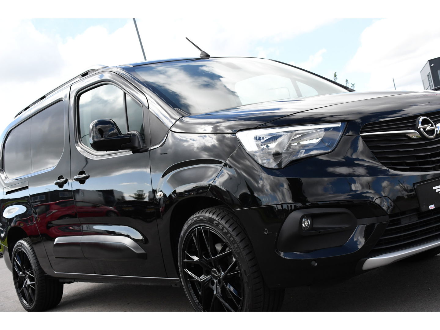 Opel Combo 1.5D L2H1 Black Edition Camera, Cruise, Carplay, Automaat, 130pk, Multimedia, Trekhaak, Keyless, Uniek!