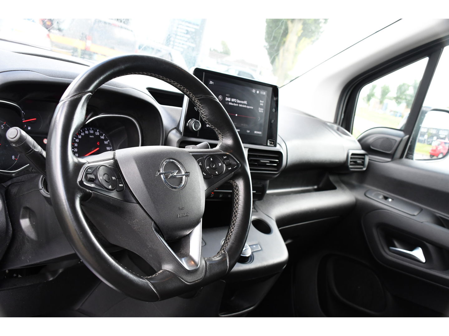 Opel Combo 1.5D L2H1 Black Edition Camera, Cruise, Carplay, Automaat, 130pk, Multimedia, Trekhaak, Keyless, Uniek!