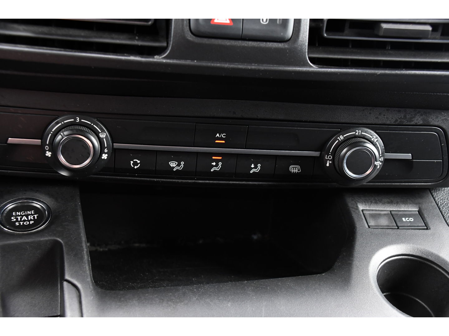 Opel Combo 1.5D L2H1 Black Edition Camera, Cruise, Carplay, Automaat, 130pk, Multimedia, Trekhaak, Keyless, Uniek!