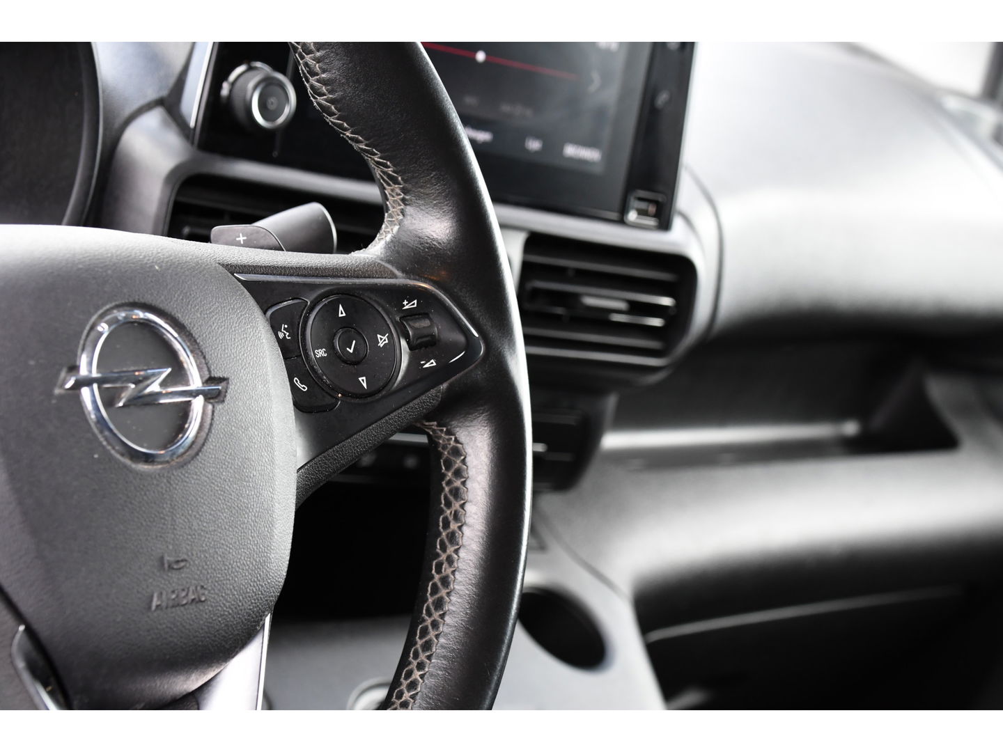 Opel Combo 1.5D L2H1 Black Edition Camera, Cruise, Carplay, Automaat, 130pk, Multimedia, Trekhaak, Keyless, Uniek!