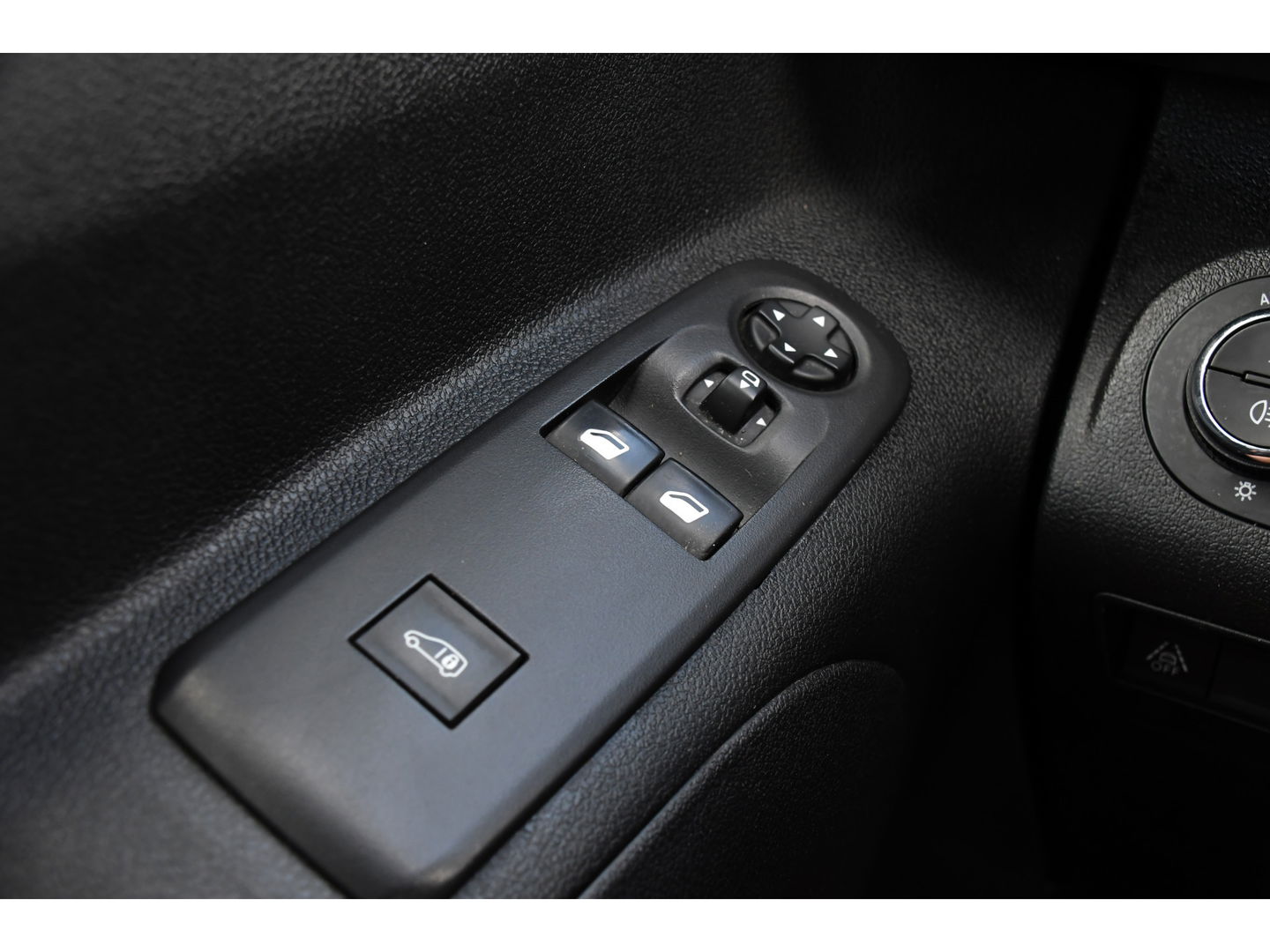 Opel Combo 1.5D L2H1 Black Edition Camera, Cruise, Carplay, Automaat, 130pk, Multimedia, Trekhaak, Keyless, Uniek!