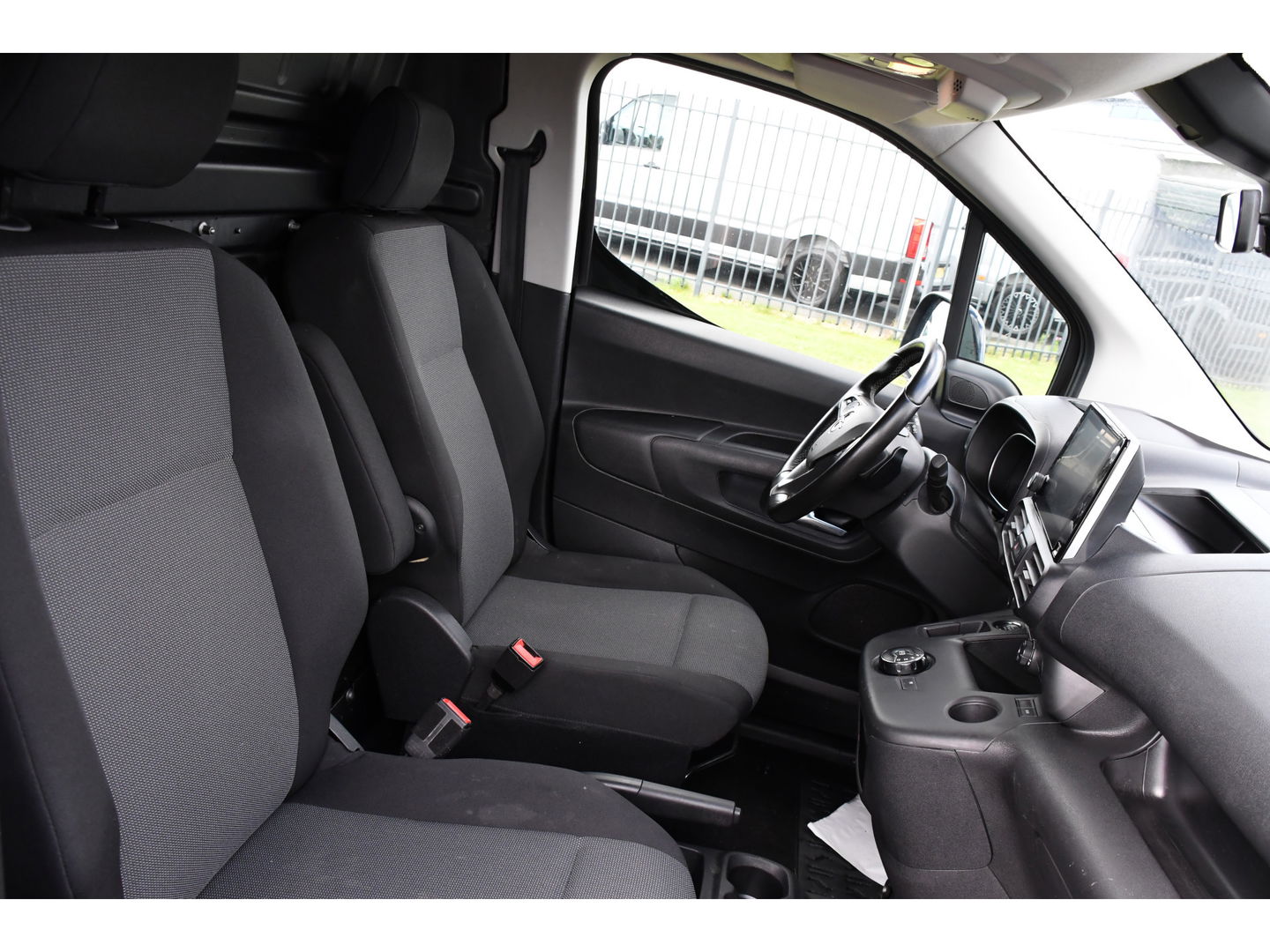Opel Combo 1.5D L2H1 Black Edition Camera, Cruise, Carplay, Automaat, 130pk, Multimedia, Trekhaak, Keyless, Uniek!
