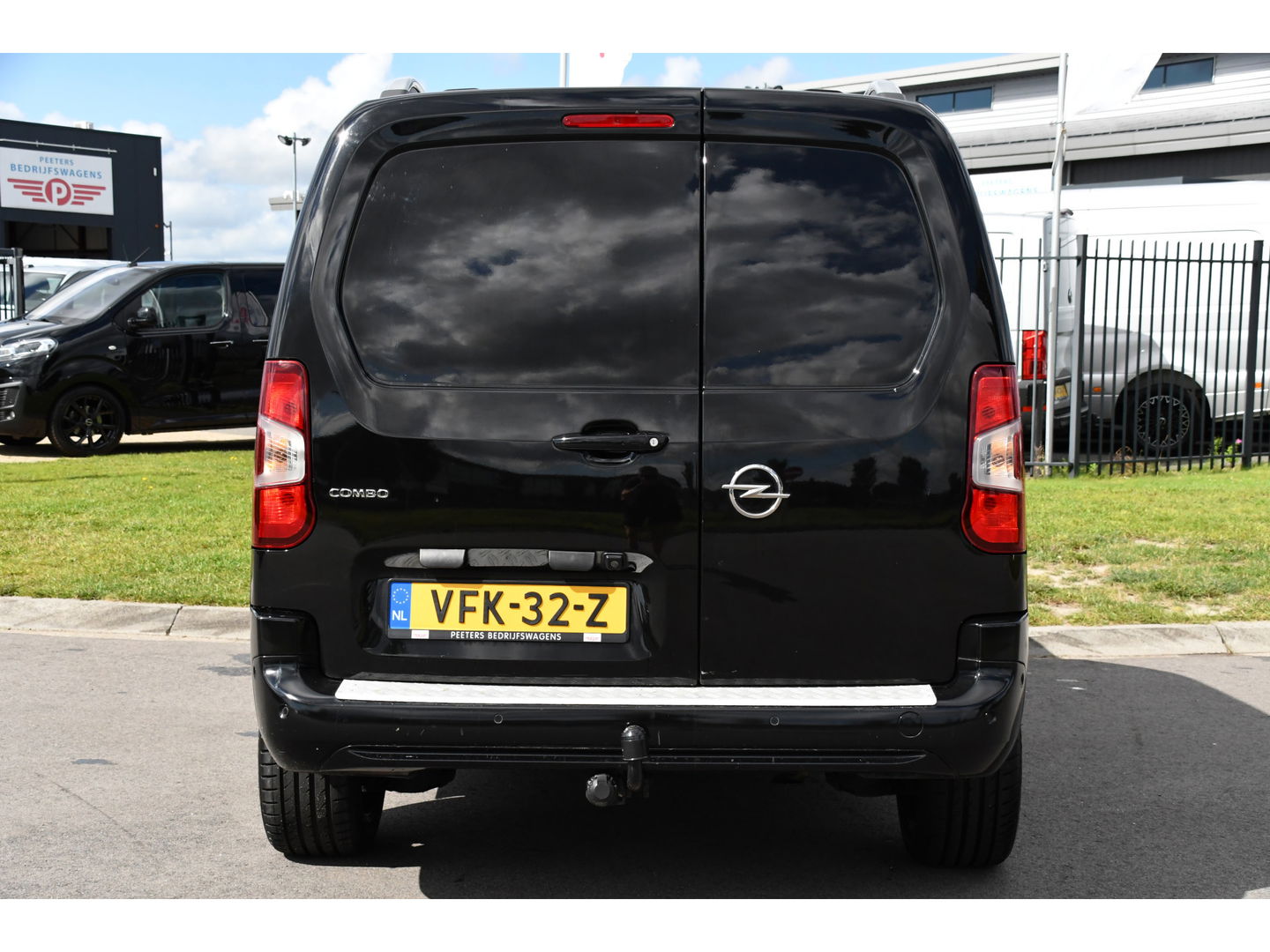 Opel Combo 1.5D L2H1 Black Edition Camera, Cruise, Carplay, Automaat, 130pk, Multimedia, Trekhaak, Keyless, Uniek!