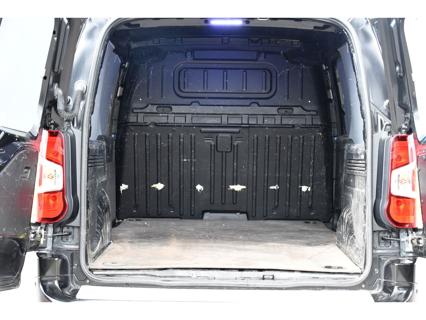 Opel Combo 1.5D L2H1 Black Edition Camera, Cruise, Carplay, Automaat, 130pk, Multimedia, Trekhaak, Keyless, Uniek!
