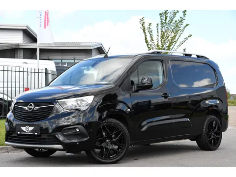 Opel Combo 1.5D L2H1 Black Edition Camera, Cruise, Carplay, Automaat, 130pk, Multimedia, Trekhaak, Keyless, Uniek!