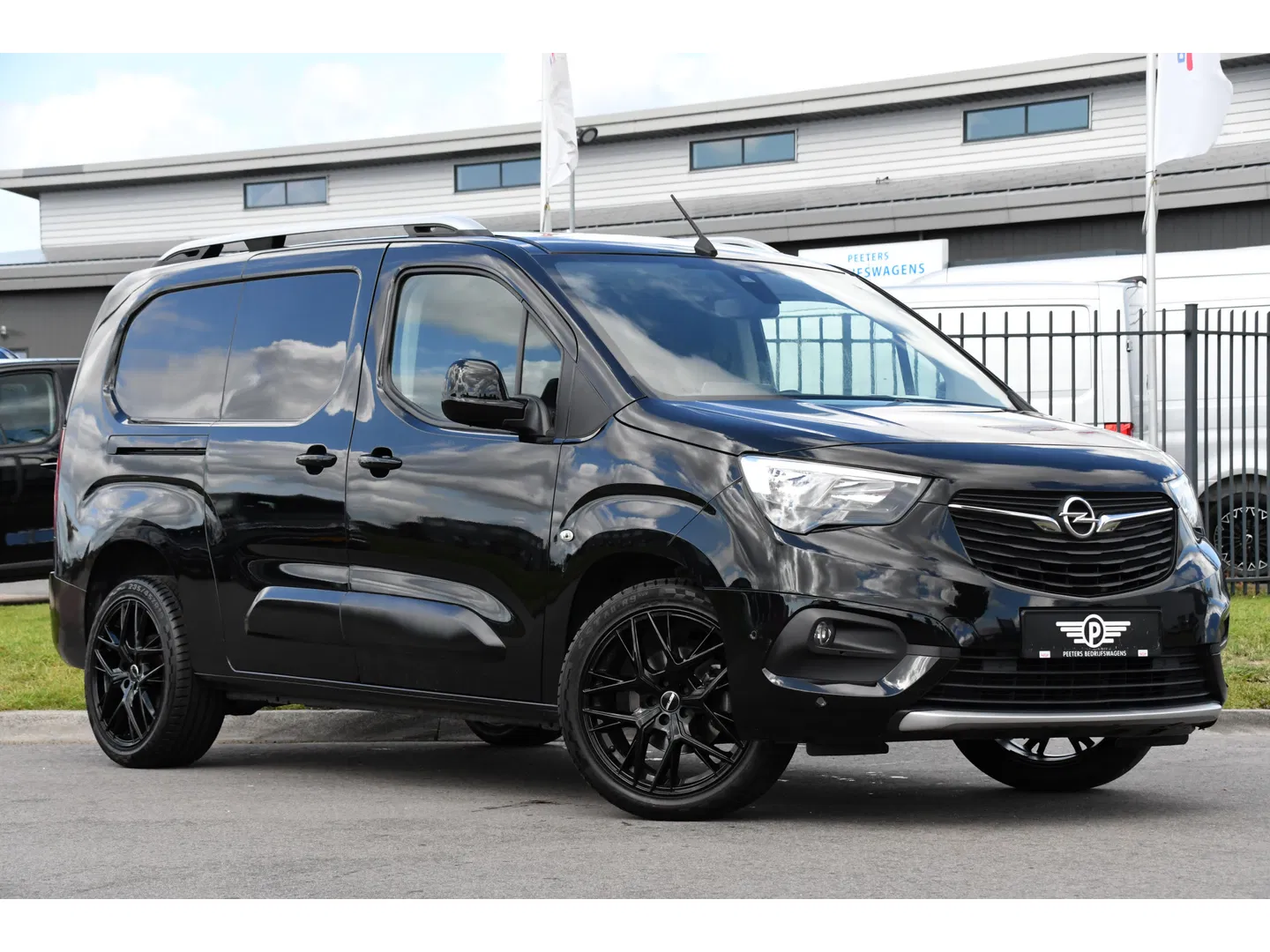 Opel Combo 1.5D L2H1 Black Edition Camera, Cruise, Carplay, Automaat, 130pk, Multimedia, Trekhaak, Keyless, Uniek!