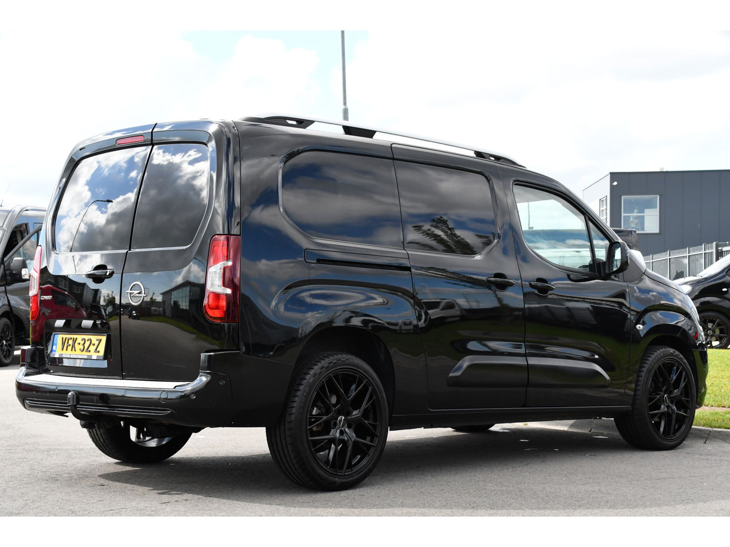 Opel Combo 1.5D L2H1 Black Edition Camera, Cruise, Carplay, Automaat, 130pk, Multimedia, Trekhaak, Keyless, Uniek!