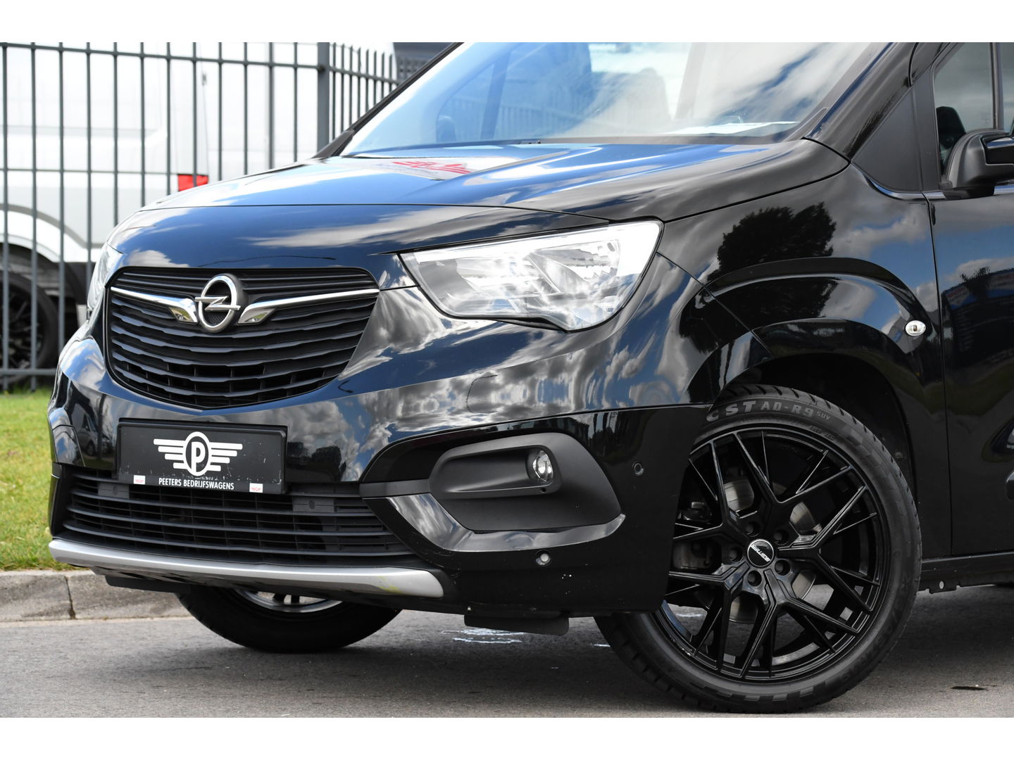 Opel Combo 1.5D L2H1 Black Edition Camera, Cruise, Carplay, Automaat, 130pk, Multimedia, Trekhaak, Keyless, Uniek!