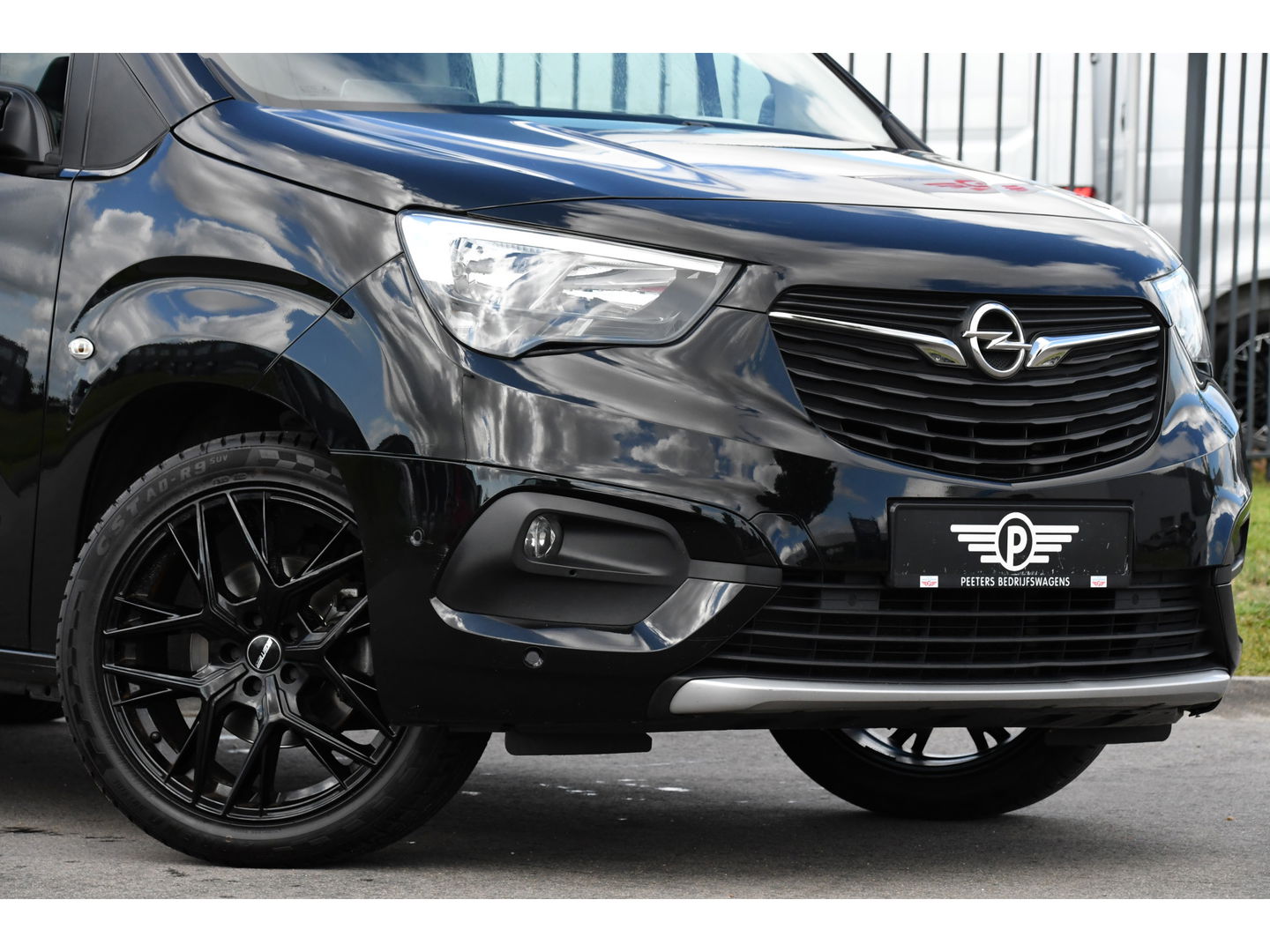 Opel Combo 1.5D L2H1 Black Edition Camera, Cruise, Carplay, Automaat, 130pk, Multimedia, Trekhaak, Keyless, Uniek!