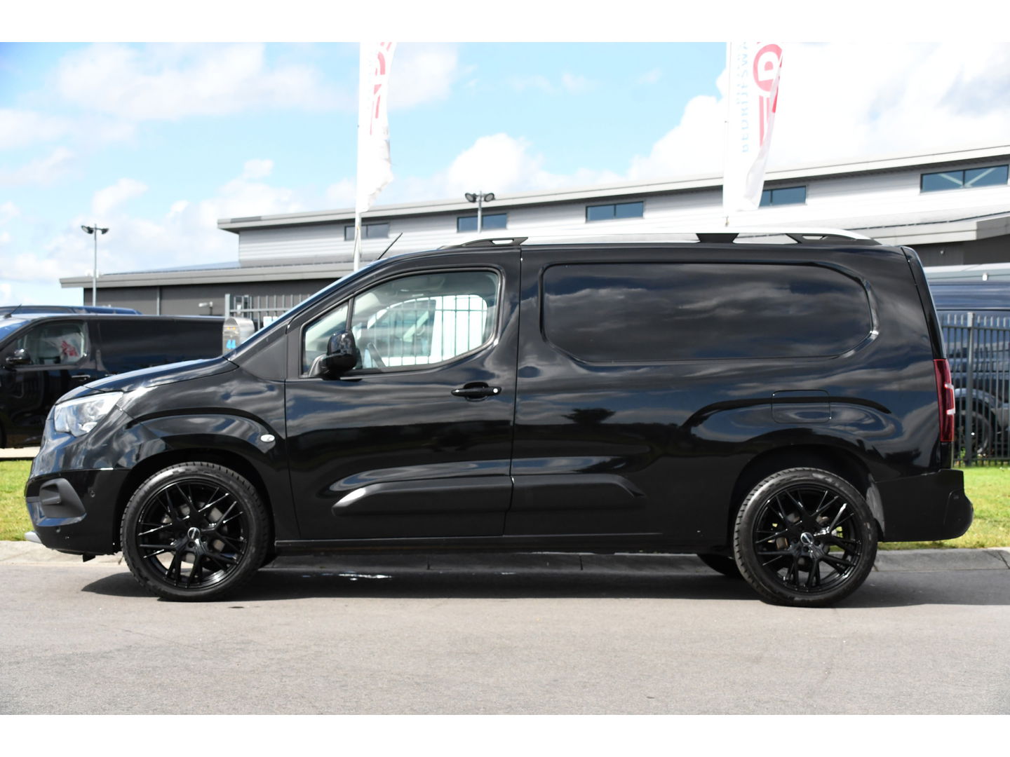 Opel Combo 1.5D L2H1 Black Edition Camera, Cruise, Carplay, Automaat, 130pk, Multimedia, Trekhaak, Keyless, Uniek!