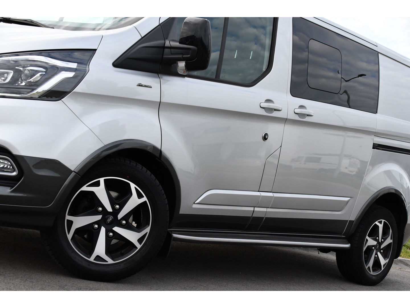 Ford Transit Custom 2.0 TDCI L1H1 Active DC Full Options! Adaptieve Cruise, Camera, Xenon, Carplay, Leder, Automaat, 170pk, Multimedia, Uniek!