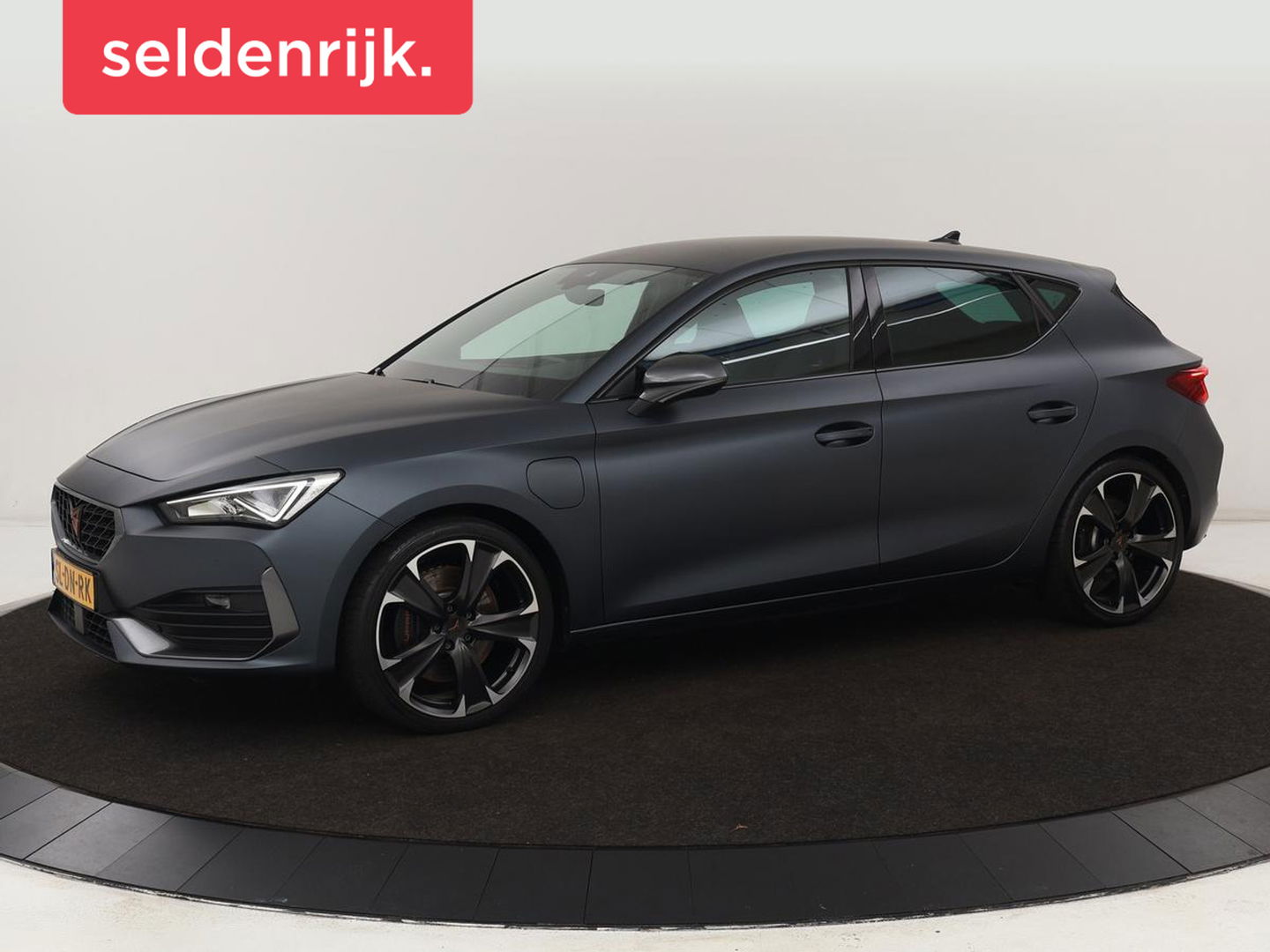 CUPRA Leon 1.4 eHybrid | 245pk | Stoel & stuurverwarming | Carplay | Memory | Sfeerverlichting | Parkeerhulp | Navigatie | Keyless | Full LED | Sportstoelen | Magnetic Tech Matt | PHEV | Plug In