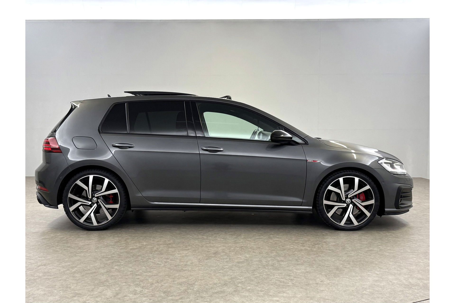 Volkswagen Golf 2.0 TSI GTI Performance | 245PK | DSG | Panoramadak | LED | Virtual Cockpit | Carplay | 19"LMV
